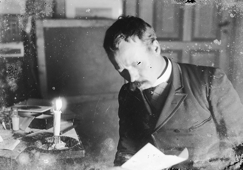 Ludvig Skramstad leser. Foto: Hans Erichsen