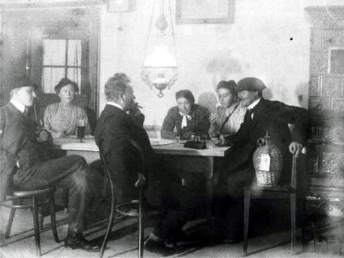 Ludvig Skramstad (t.h.) med norske Gustav Wentzel (i midten) og medlemmer av borgermester Sebastian Stadlers familie. Bildet er sannsynligvis tatt 1910.